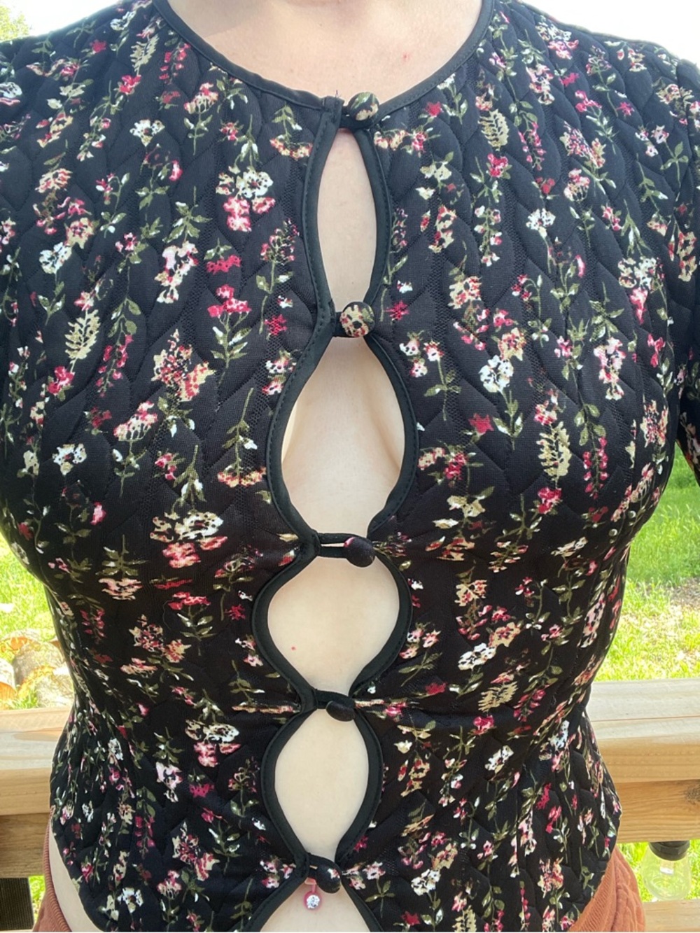 Sexy retro style Floral button Front key hole black floral Women's quilted top.